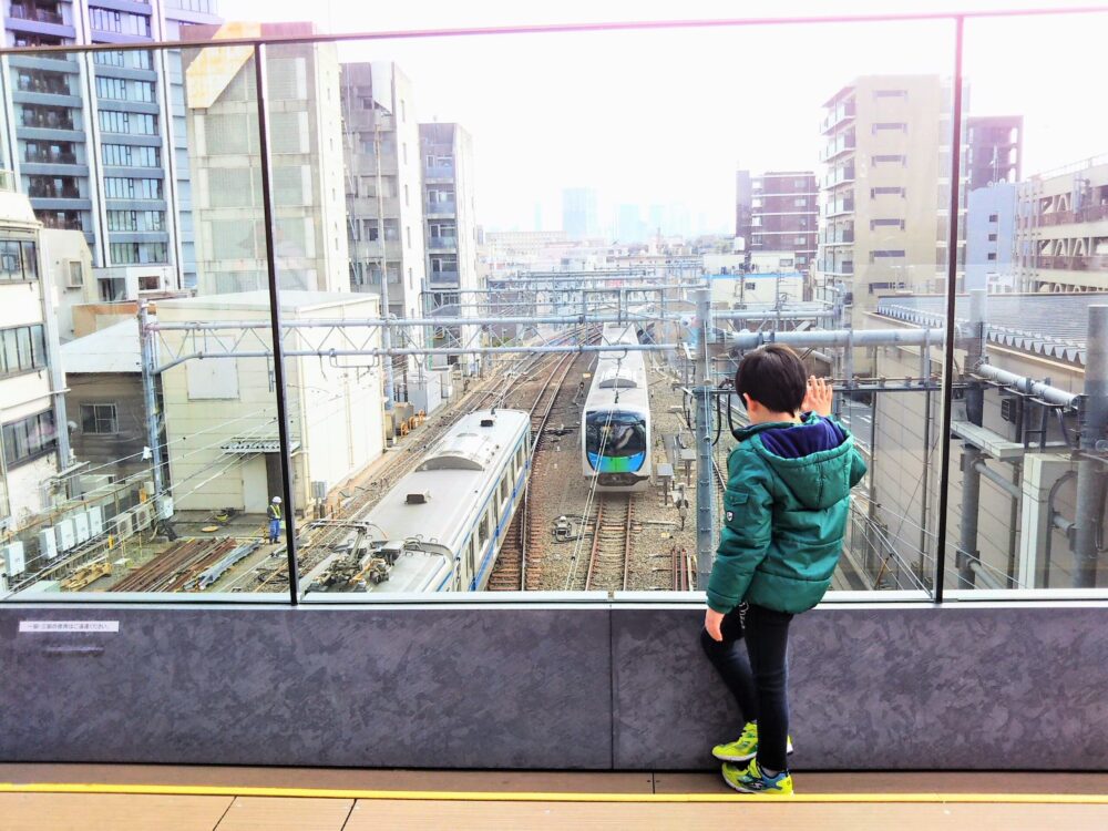 ダイヤゲート池袋｜ダイヤデッキから見える西武線の電車（6000系と40000系）
