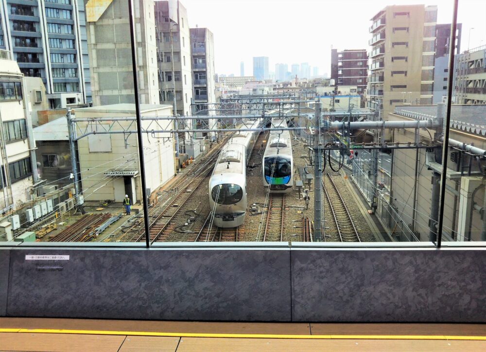 ダイヤゲート池袋｜ダイヤデッキから見える西武線の電車（ラビューと40000系）