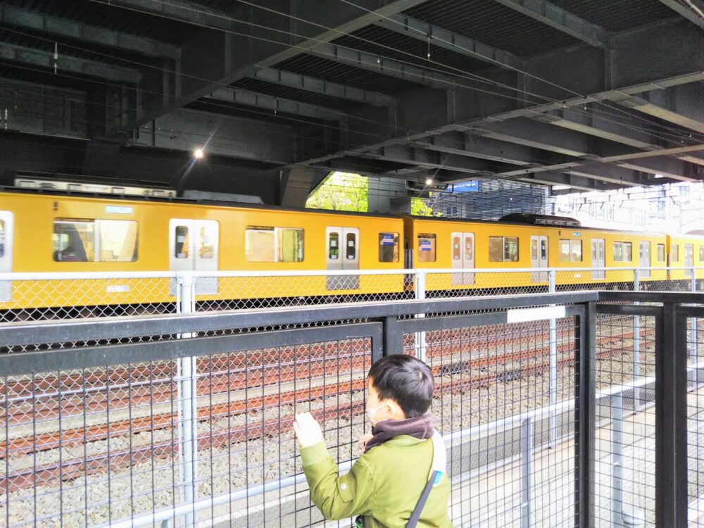 ダイヤゲート池袋｜西武池袋駅を行き来する電車と眺める子供