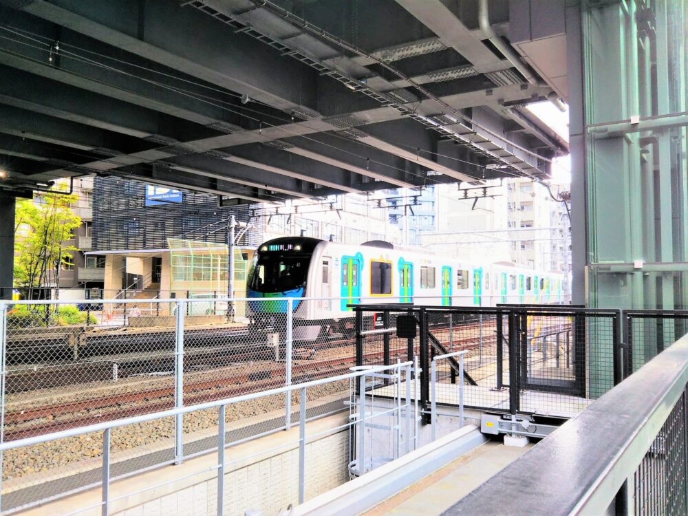 ダイヤゲート池袋｜１階・西武池袋駅を行き来する電車