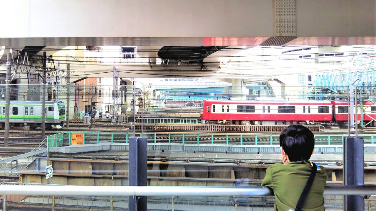 横浜駅で電車が見えるスポット『はまレールウォーク』から見える電車