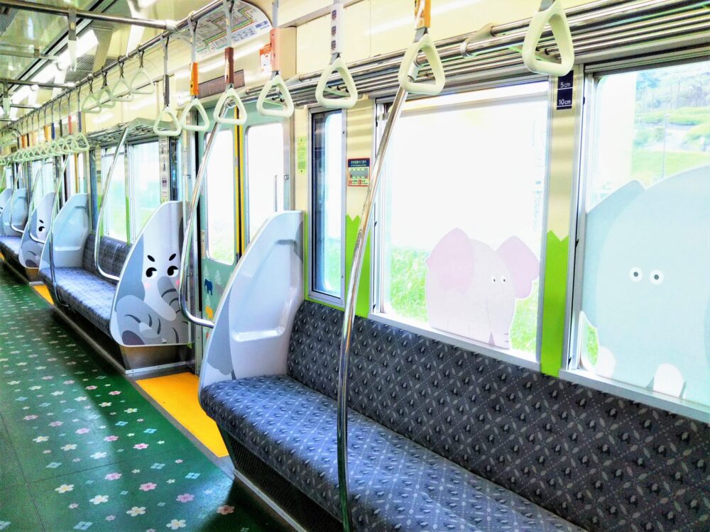 京王動物園線のラッピング電車（車内の様子）ゾウのデザイン