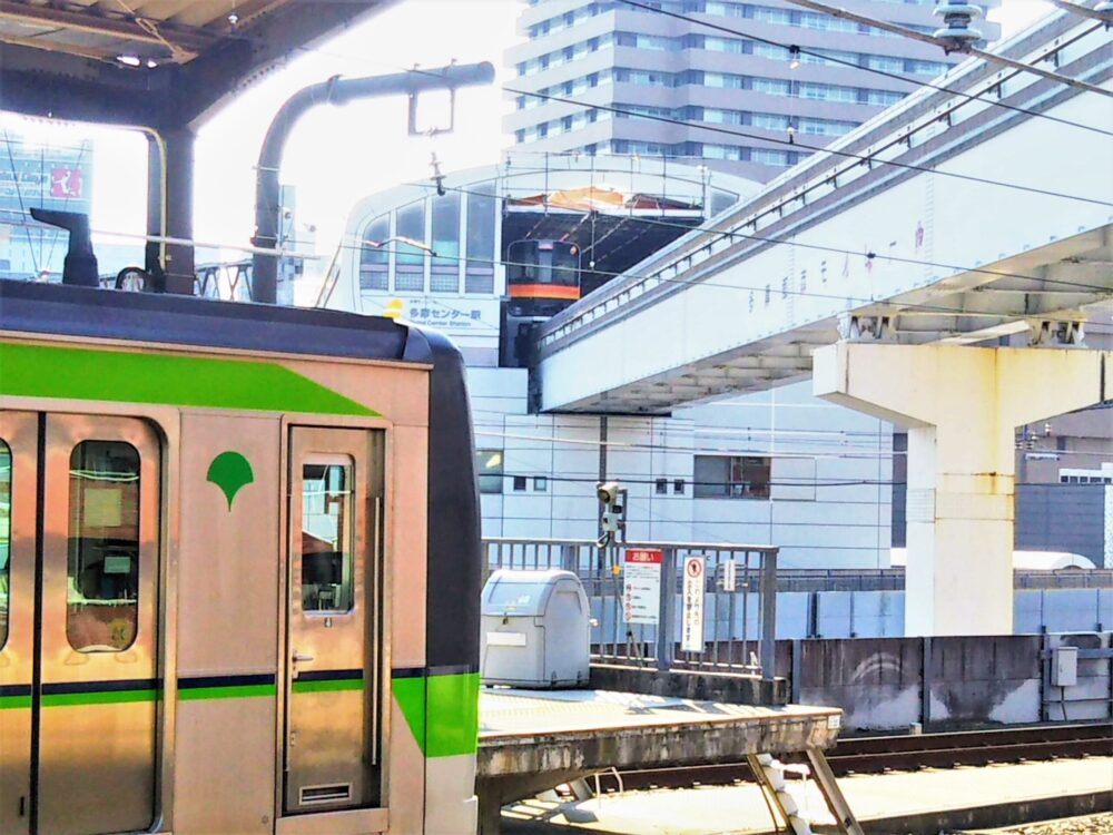 京王多摩センター駅から見える都営新宿線の電車と多摩モノレール