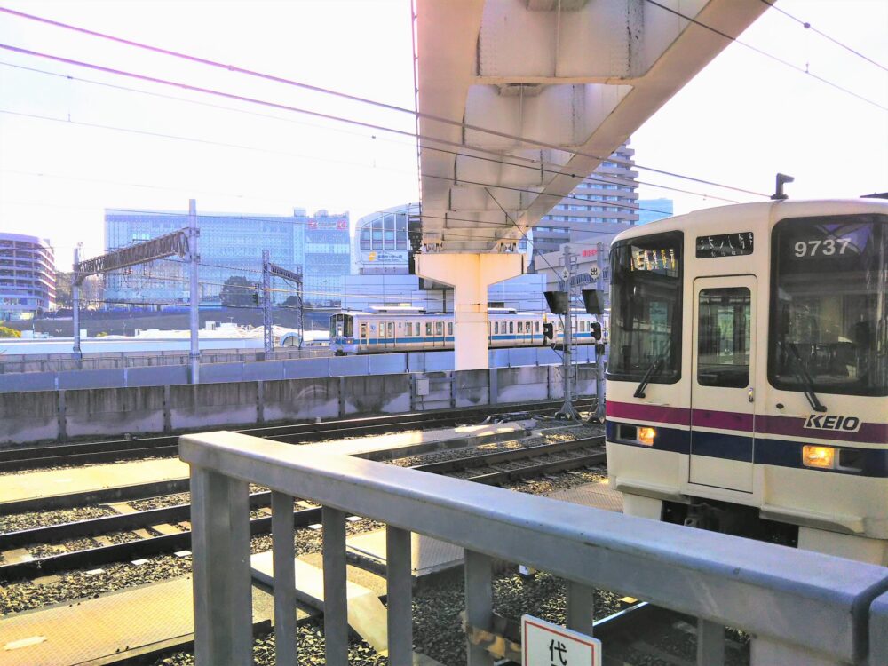 多摩センター駅から見える電車（京王線と小田急線の並走）