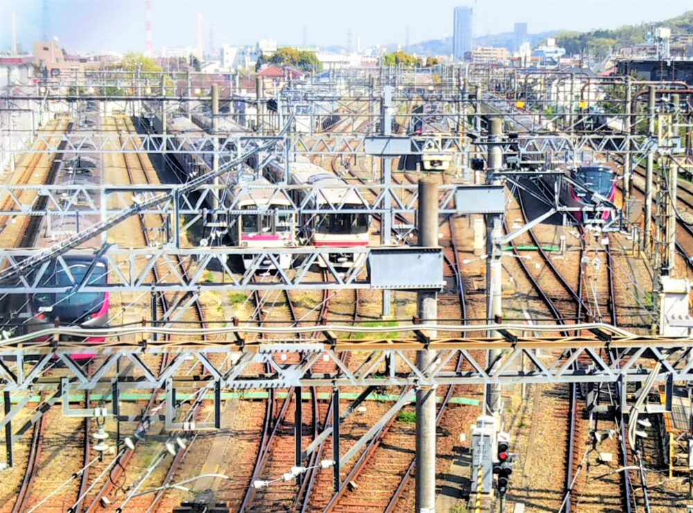 高幡不動の車両基地｜多摩モノレール側から見える京王線の通勤電車や京王ライナー