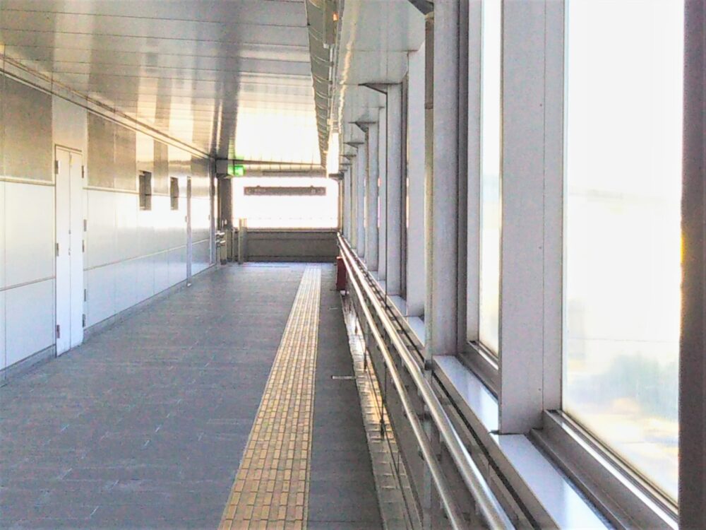 高幡不動駅の車両基地が見える屋内通路（多摩モノレール側）