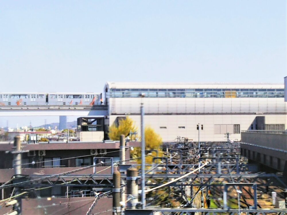 高幡不動駅構内から見える多摩モノレール