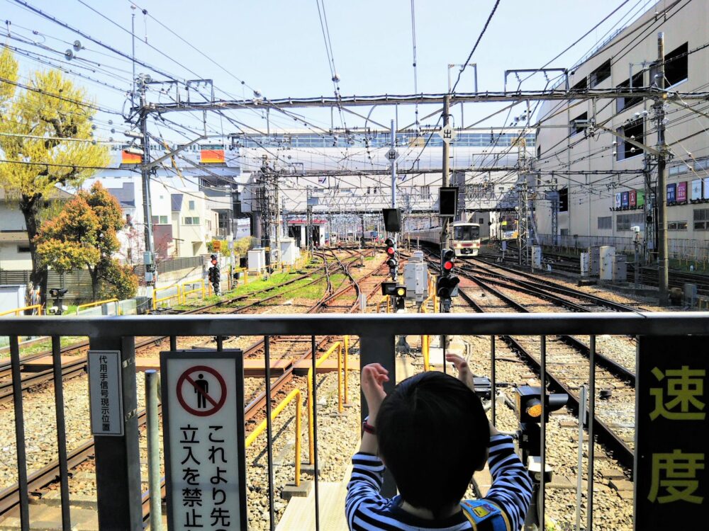 高幡不動駅｜ホームから同時に見える京王線の電車と多摩モノレール