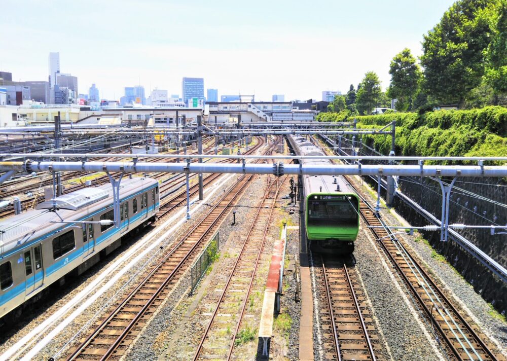 上野・両大師橋から見える電車｜山手線と京浜東北線