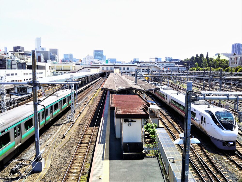 上野・両大師橋から見える電車｜常磐線の通勤電車と特急ひたち