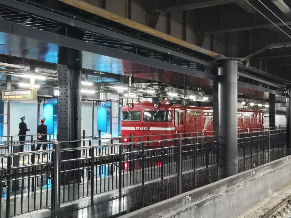 上野駅ホームで見えるカシオペア（機関車）