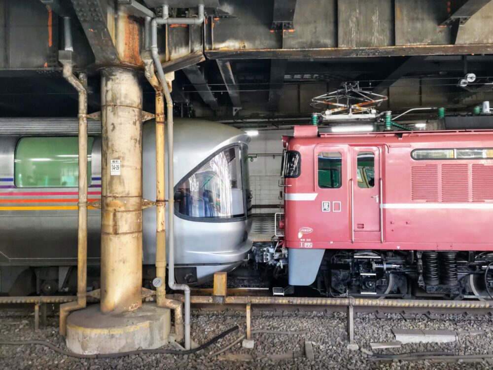 上野駅ホームで見える寝台列車カシオペア（機関車・客車）
