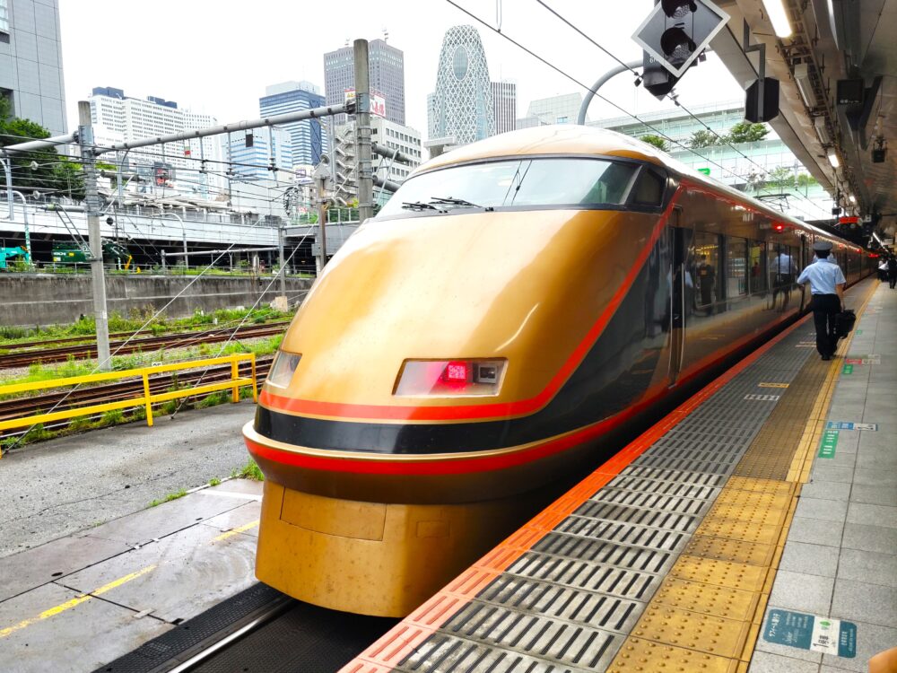 新宿駅を発着する東武・特急列車スペーシア（金色）