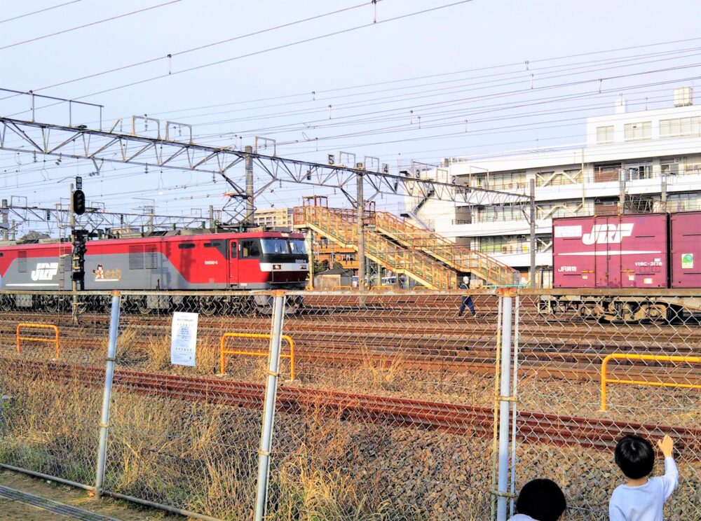 新川崎ふれあい公園｜公園から見える貨物列車