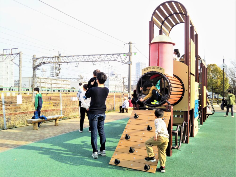 新川崎ふれあい公園｜公園で遊ぶ子供達と遊具