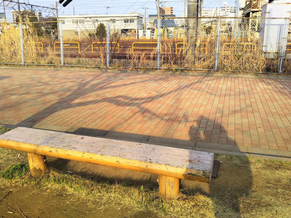 新川崎ふれあい公園｜線路が眺められるベンチ
