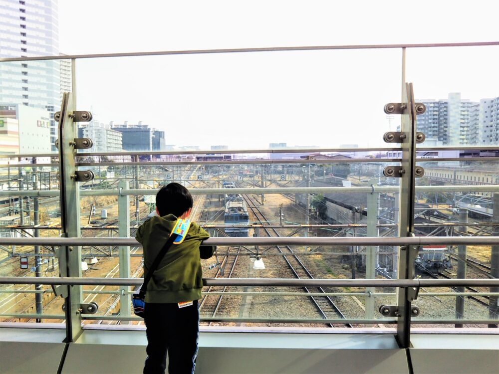 鹿島田跨線橋｜跨線橋から貨物列車を眺める子供