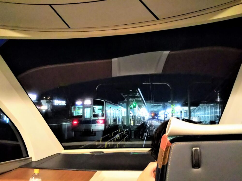 ロマンスカーGSE｜展望席２列目（通路側）から見える前方の景色：通勤電車と駅ホーム