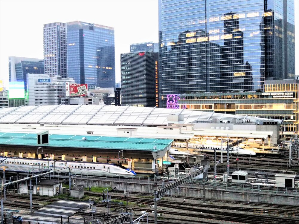 KITTE屋上庭園から見える東京駅ホームと新幹線かがやき・のぞみ