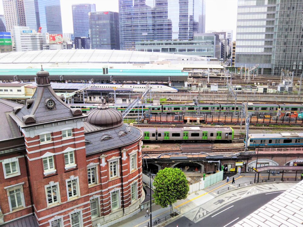 KITTE屋上庭園から見える電車（新幹線かがやき・東海道線・山手線・京浜東北線）