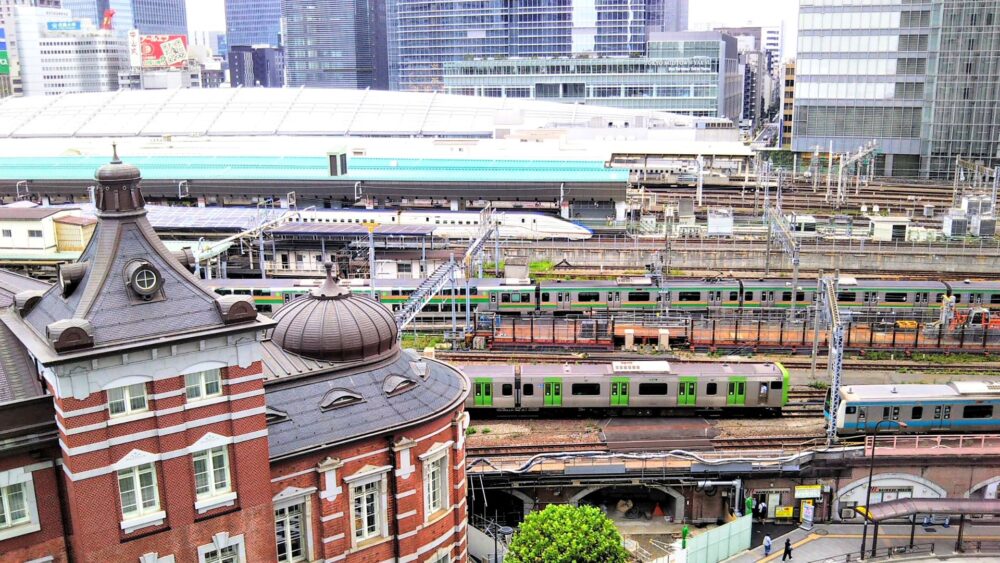 東京駅で電車がたくさん見える屋上庭園『ＫITTE』
