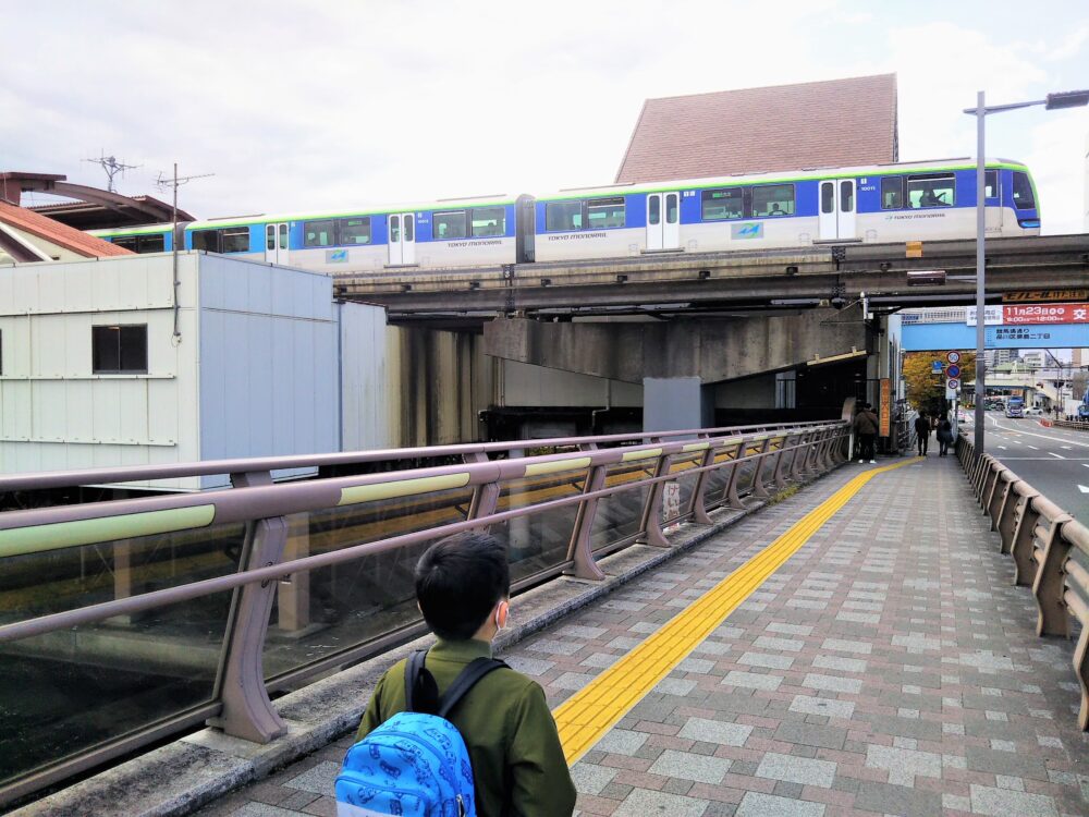 大井車両基地の行き方｜大井競馬場前駅周辺の勝島橋から見える東京モノレール