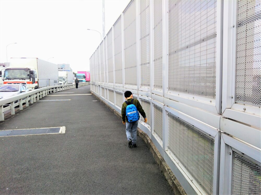 大井車両基地｜ドクターイエローが見れる陸橋を歩く子供