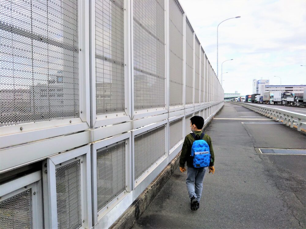 大井車両基地｜貨物ターミナル駅側の陸橋を歩く子供