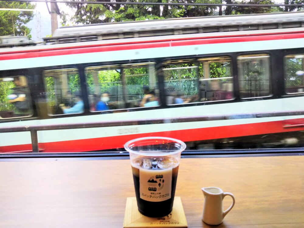 箱根登山電車が見えるスイッチバックカフェ｜カフェ・カウンター席から見える電車とコーヒー