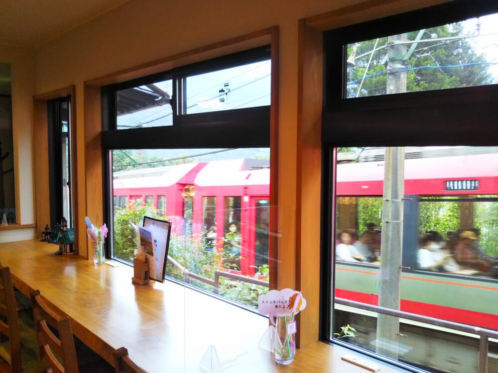 箱根登山電車が見えるスイッチバックカフェ｜カフェ・カウンター席の様子と目の前を走る電車