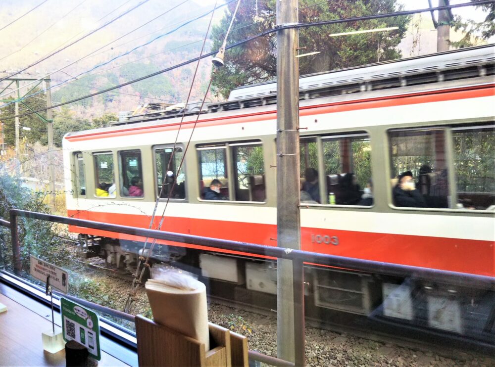 箱根登山電車が見えるスイッチバックカフェ｜カフェ・カウンター席の目の前を走る電車