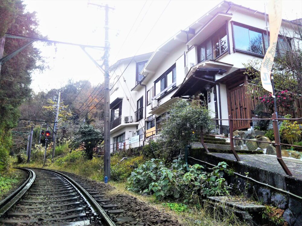箱根登山電車が見えるスイッチバックカフェ｜カフェ外観とカフェ沿いの線路