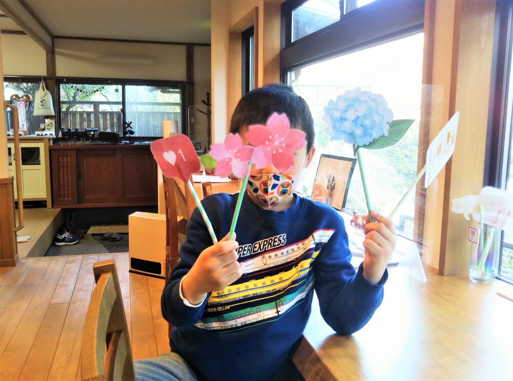 箱根登山電車が見えるスイッチバックカフェ｜カフェ店内にある写真撮影グッズ