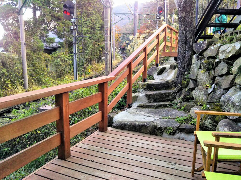 箱根登山電車が見えるスイッチバックカフェ｜スイッチバックが見えるカフェ・デッキの様子