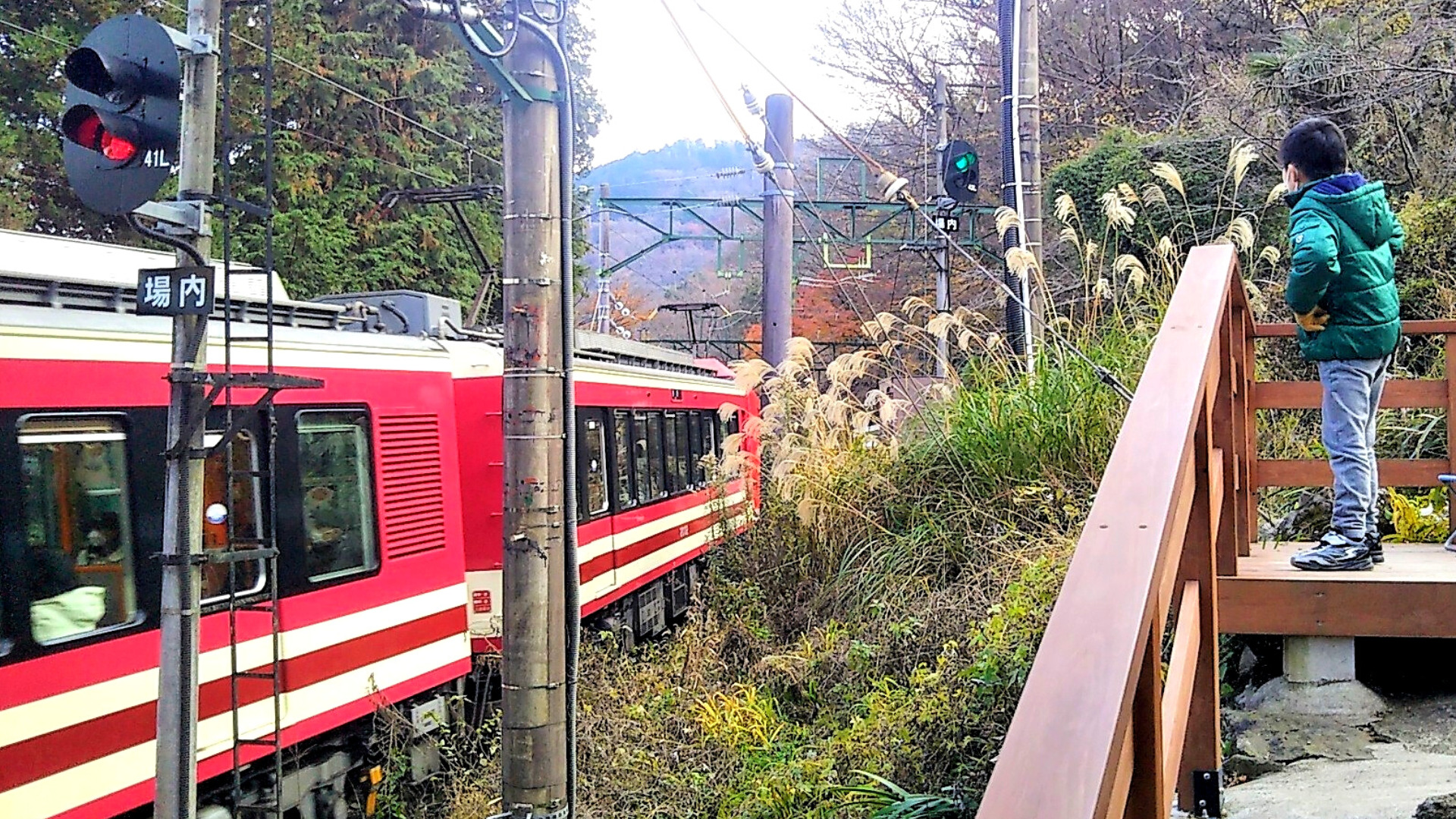 箱根登山電車が見えるスイッチバックカフェ｜デッキから見える箱根登山電車・スイッチバック前（箱根湯本駅から強羅駅方面へ）