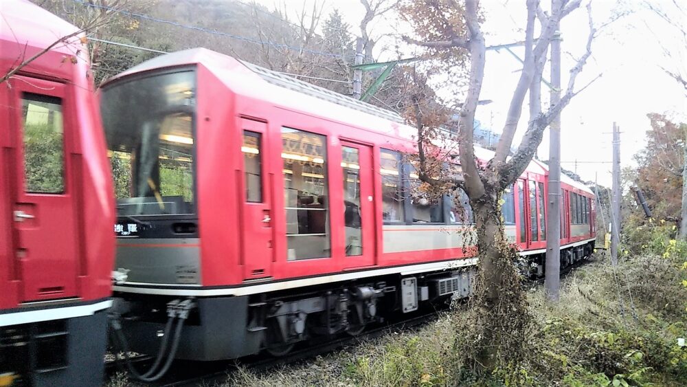 箱根登山電車が見えるスイッチバックカフェ｜デッキから見える箱根登山電車・アレグラ号（強羅方面へ）