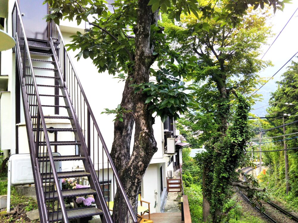 箱根登山電車が見えるスイッチバックカフェ｜デッキ先端・後方にある階段