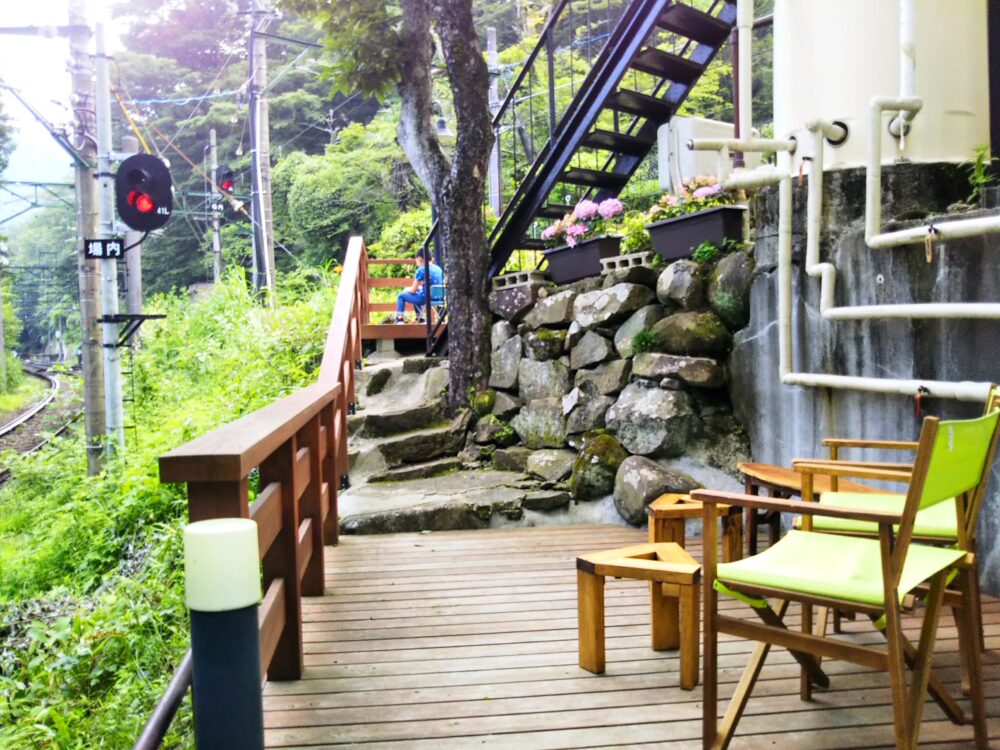 箱根登山電車が見えるスイッチバックカフェ｜デッキ全体の様子