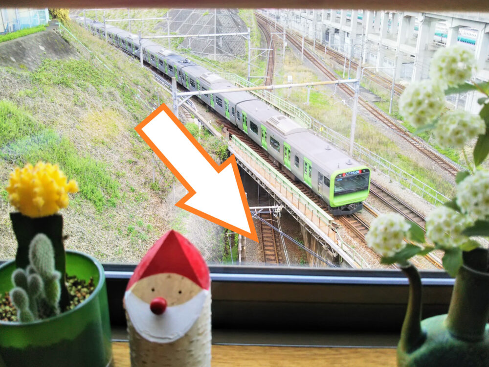 電車が見えるカフェ「カフェ-ノースライト」｜カウンター席から見えるJR京津東北の線路とJR山手線
