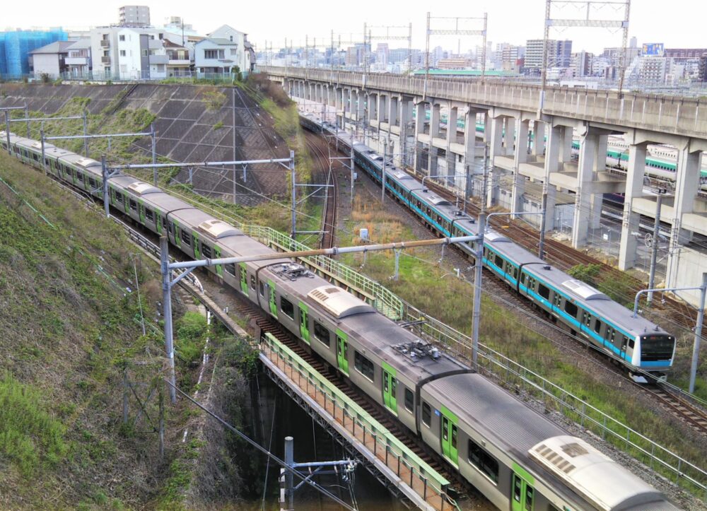 電車が見えるカフェ「カフェ-ノースライト」｜カウンター席から見えるJR京津東北線とJR山手線