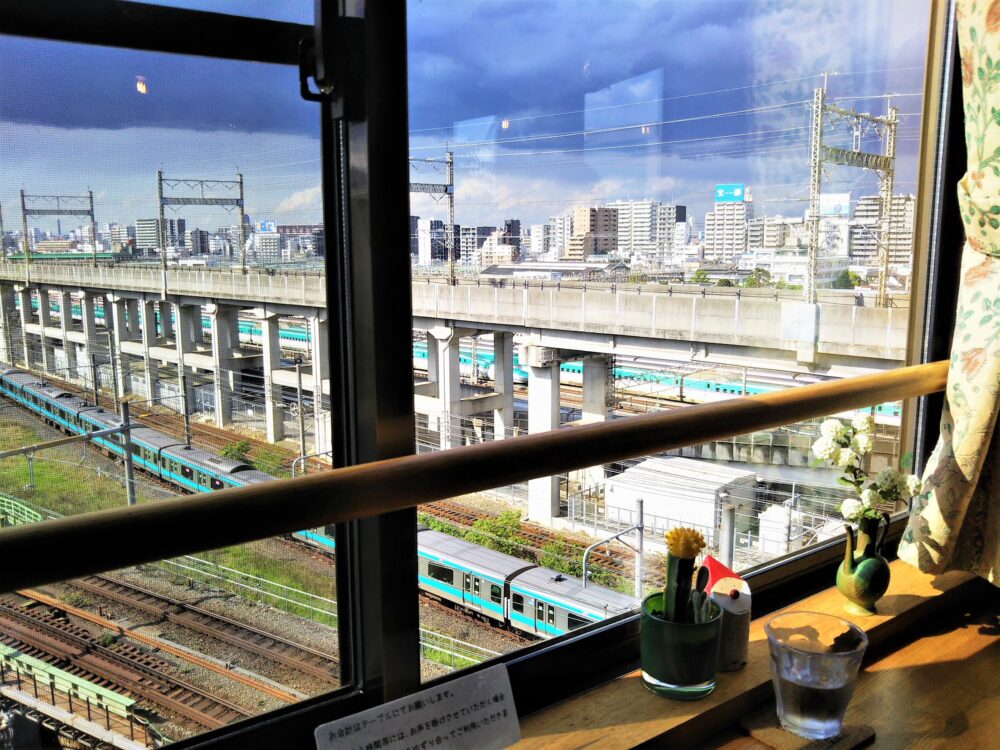 電車が見えるカフェ「カフェ-ノースライト」｜カウンター席から見えるJR京津東北線と新幹線の車両基地
