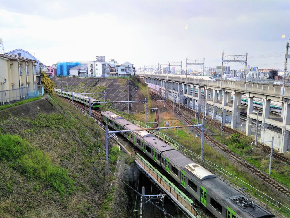電車が見えるカフェ「カフェ-ノースライト」｜カウンター席から見えるJR線と新幹線の立体交差｜山手線と新幹線かがやき
