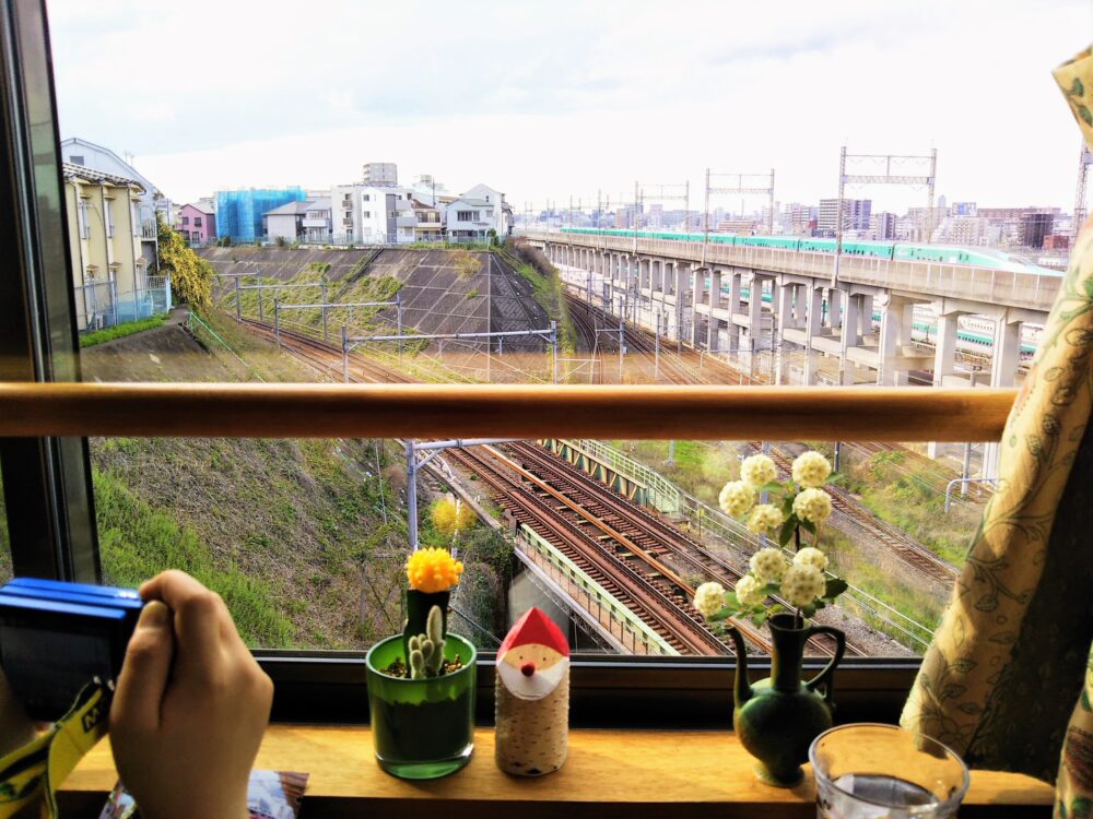 電車が見えるカフェ「カフェ-ノースライト」｜カウンター席から見えるJR線と新幹線の立体交差｜新幹線はやぶさ