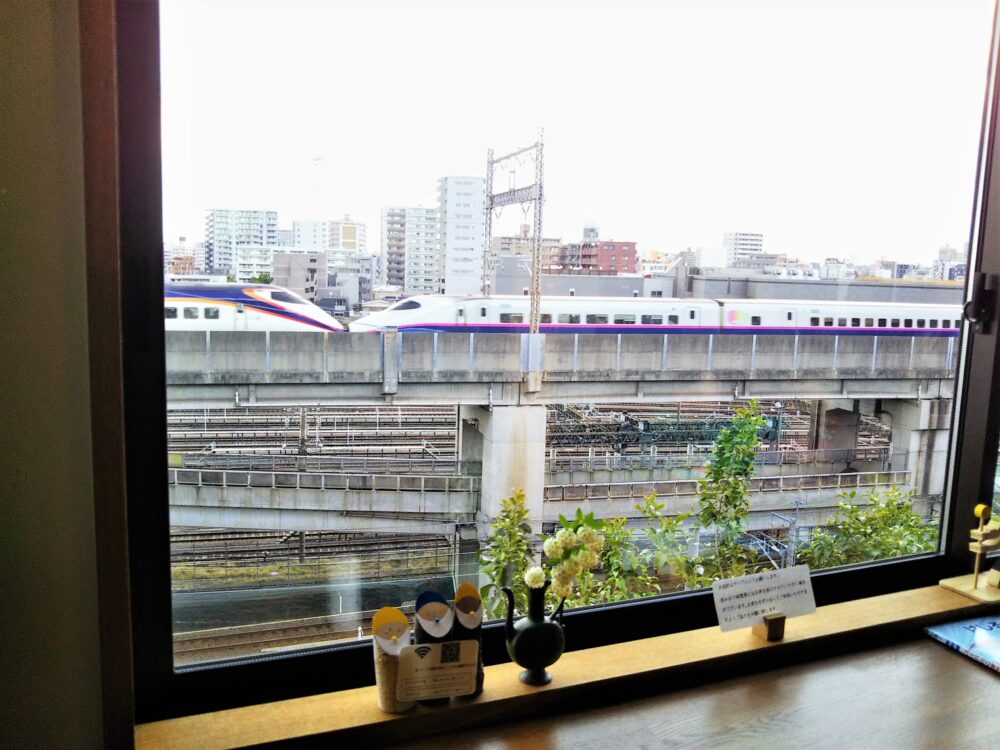 電車が見えるカフェ「カフェ-ノースライト」｜カウンター席から見える新幹線｜新幹線はやて・つばさ連結