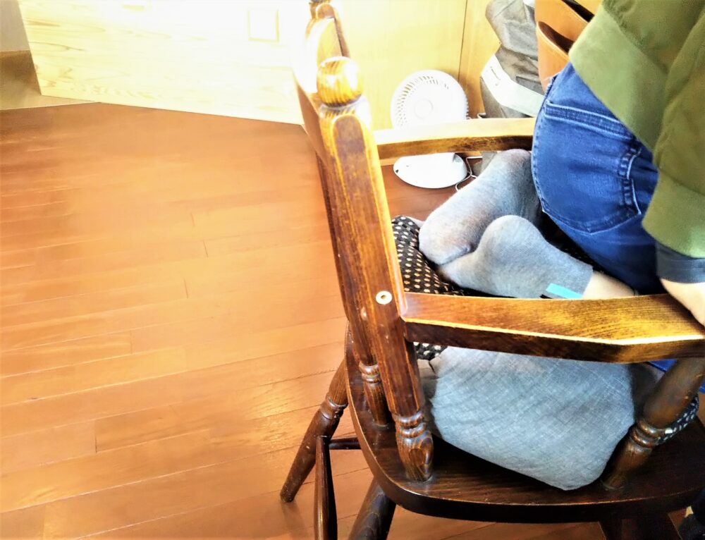 電車が見えるカフェ「カフェ-ノースライト」｜カウンター席で座る子供用の椅子
