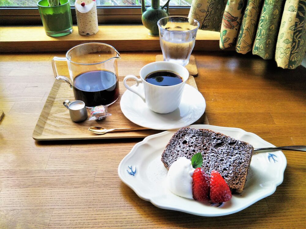 電車が見えるカフェ「カフェ-ノースライト」｜カフェメニュー｜本日のコーヒー＆チョコレートシフォンケーキ