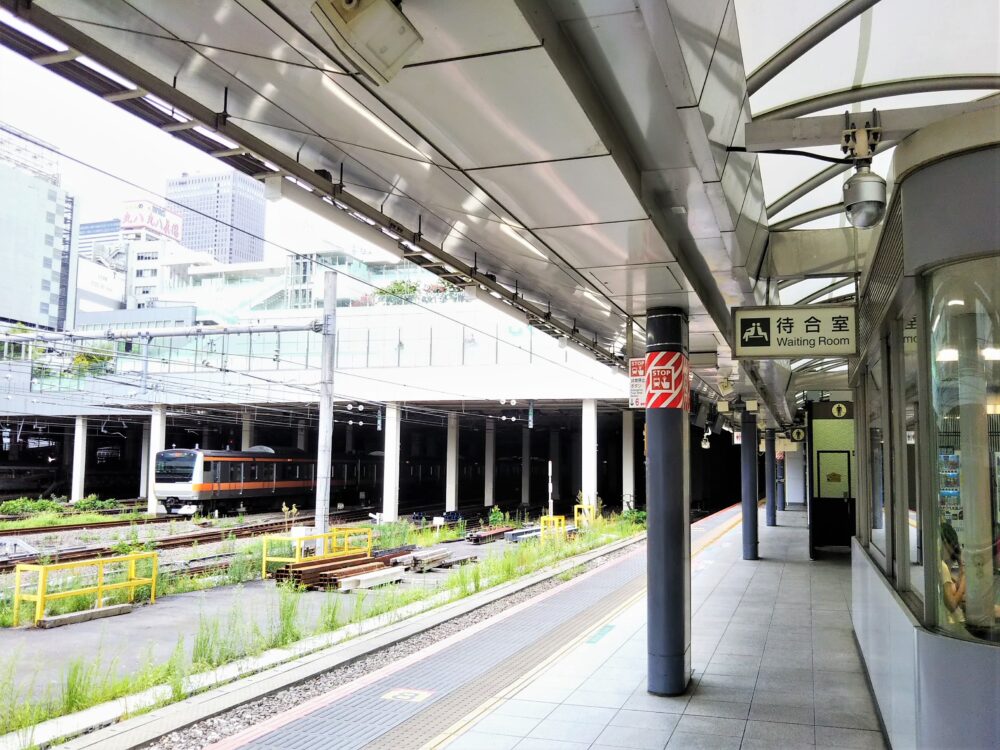 JR新宿駅の5・6番線ホーム｜待合室周辺で見える中央線の電車