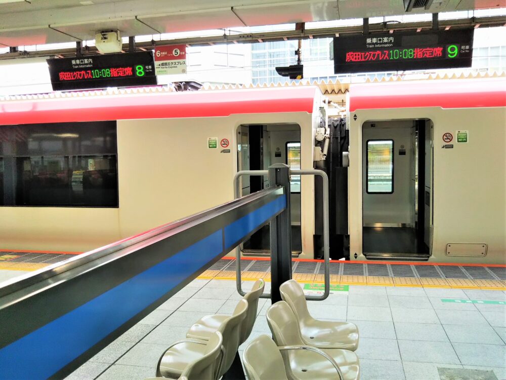 JR新宿駅の5・6番線ホーム｜待合室周辺にあるベンチ