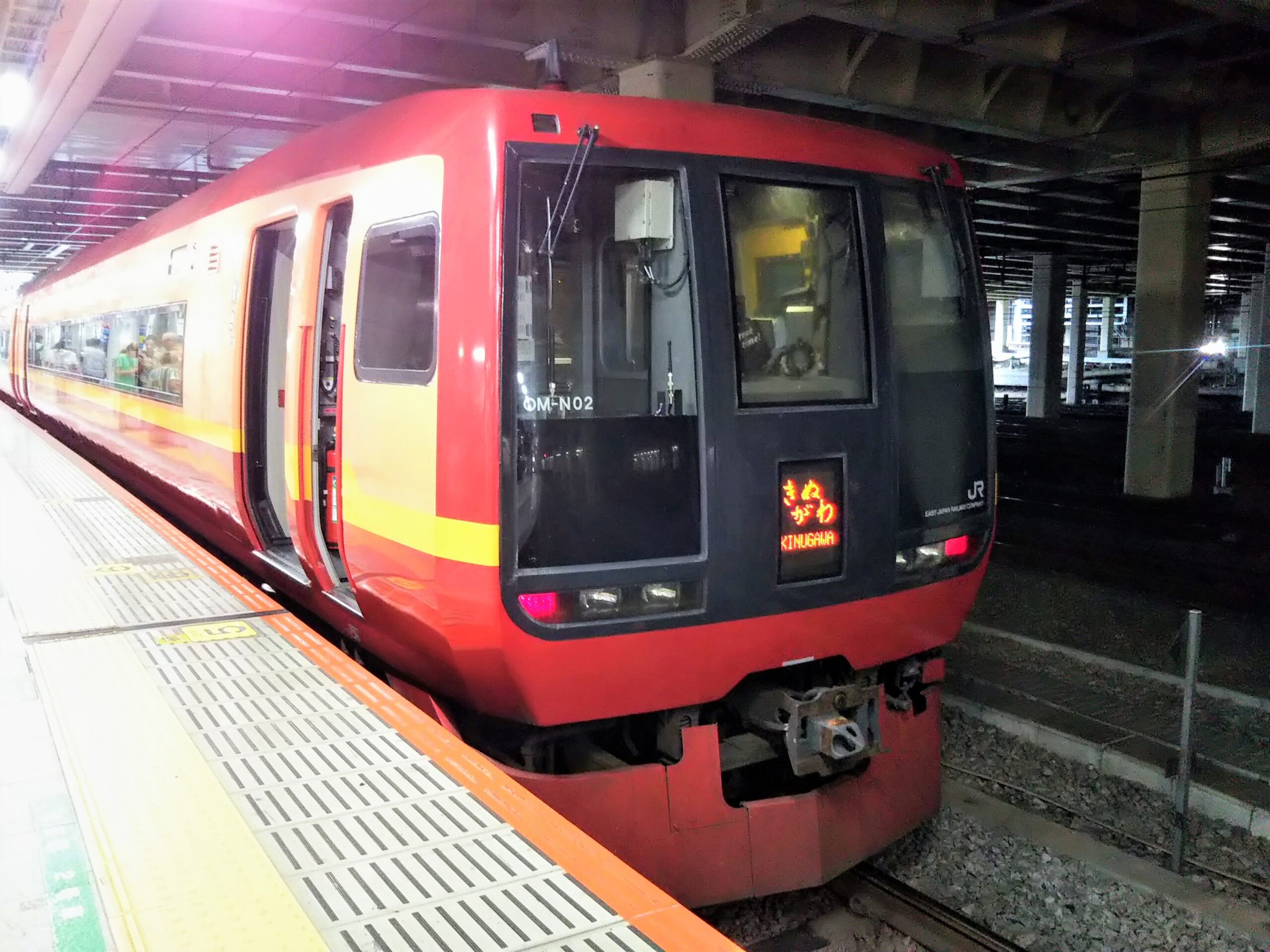 JR新宿駅の5・6番線ホーム｜特急きぬがわ