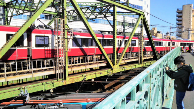 品川で電車がたくさん見えるスポット「八ツ山橋」京急線とJR線の電車立体交差